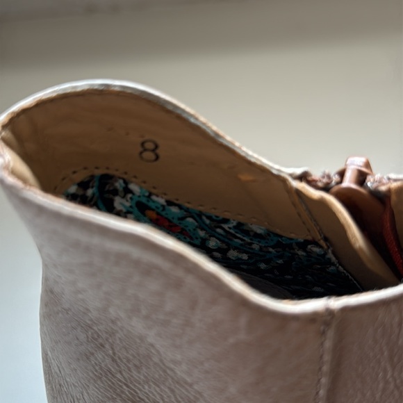 Chic Tan Leather Ankle Booties - Picture 9 of 11